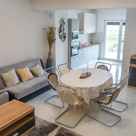 Karlo-arianna Apartment *