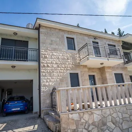 Karlo-arianna Apartment *